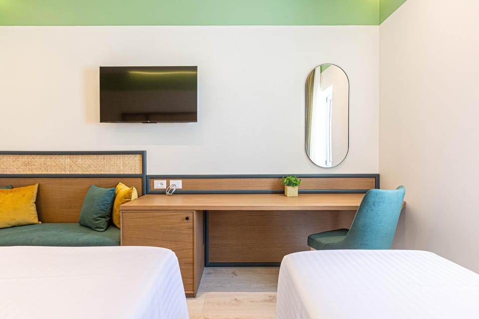 Santorini Luxury Room 5 - Beach Access, Parking and more Apartment in Vlorë County, Albania