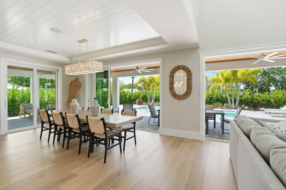 Central Naples Luxury - Pool Spa and Prime Location House in Naples