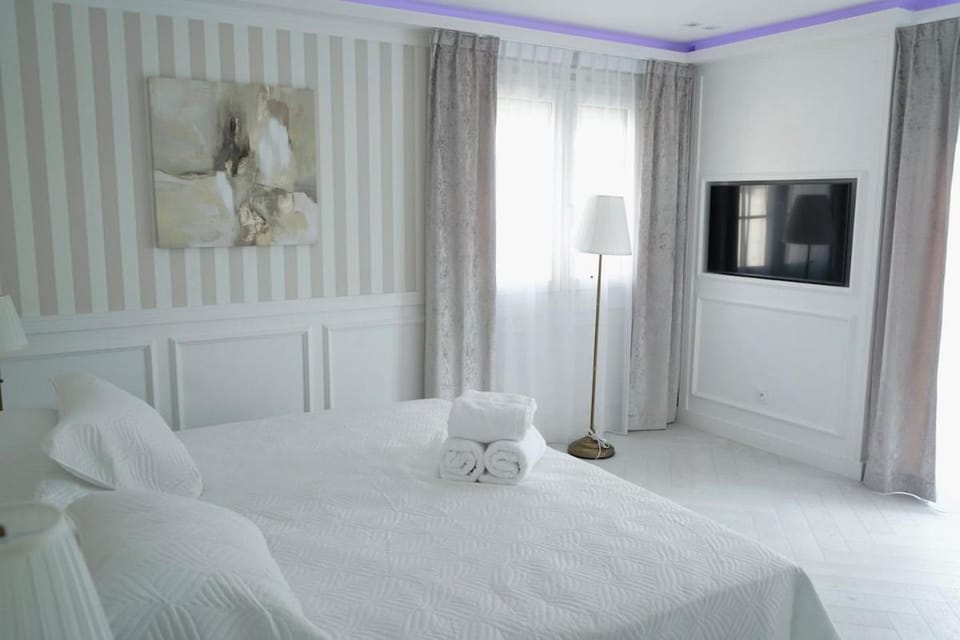 FRGK Luxury Villa Azura with beachfront pool for 10 people Maréchal Juin Villa in Cannes