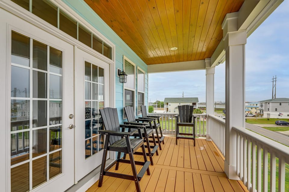 Coastal Views & Hot Tub! Sneads Ferry Getaway House in North Topsail Beach