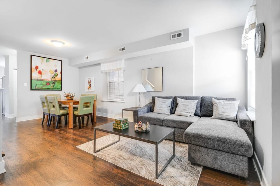 Spacious 6BR Family Sleeps Groups Parking House in Richmond