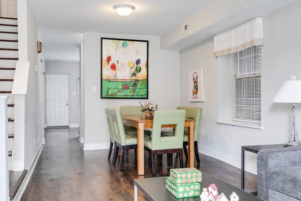 Spacious 6BR Family Sleeps Groups Parking House in Richmond