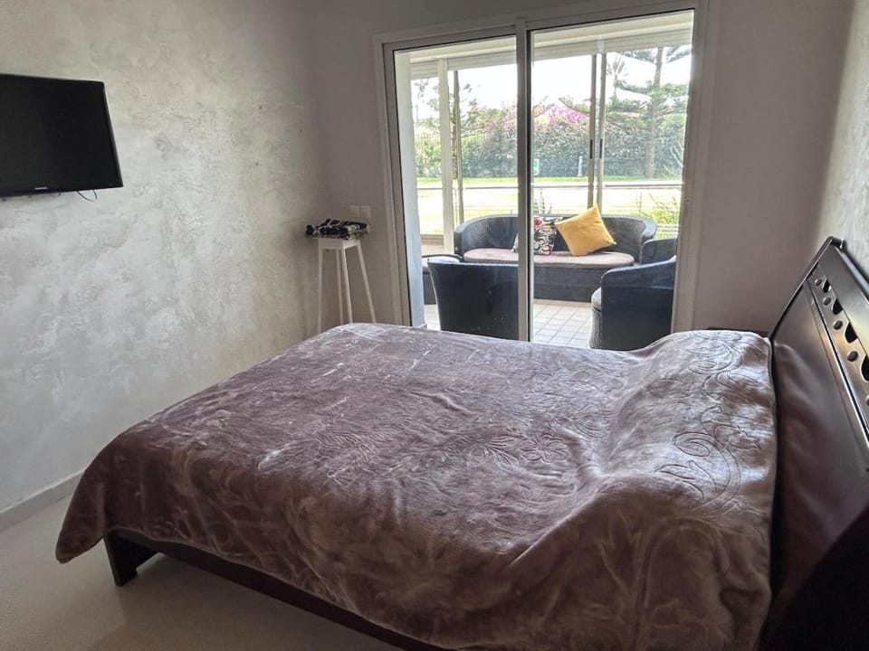 Bed, TV and multimedia, Photo of the whole room, Seating area, Bedroom