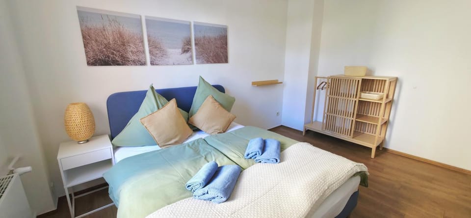 Bed, Photo of the whole room, Bedroom, towels