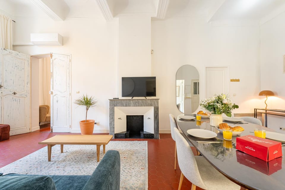 TV and multimedia, Living room, Food and drinks, Seating area, Dining area, Food, Drinks