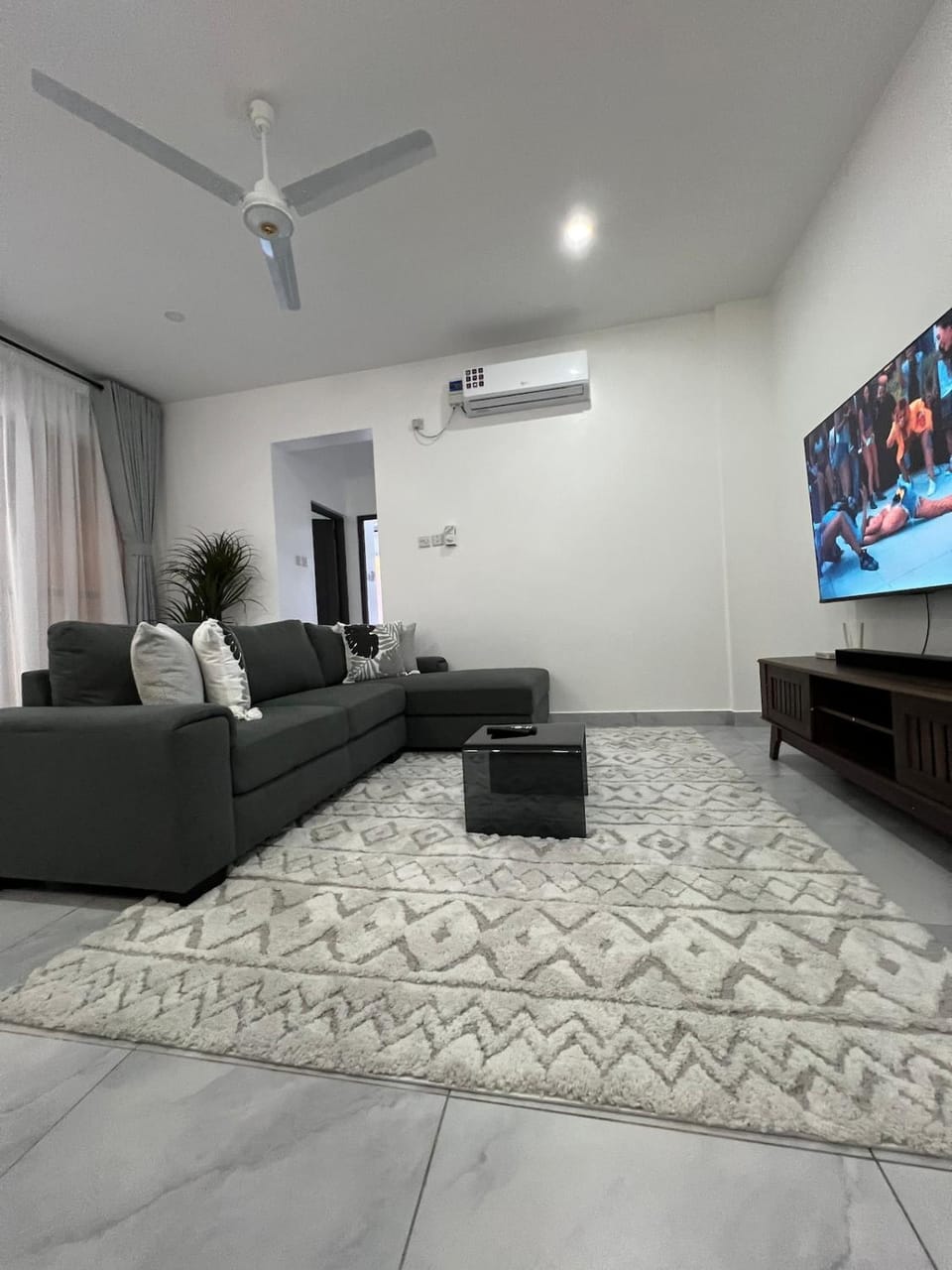 Ocean Glimpse,Rooftop View,Pool,Gym,2min Beach,Restaurant Apartment in Mombasa County