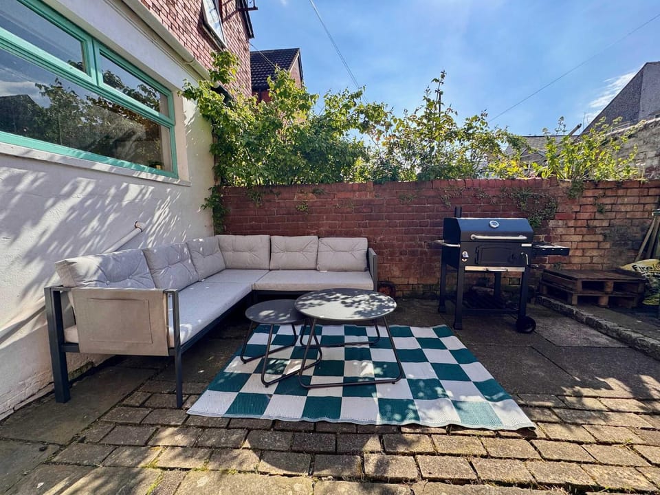Property building, Patio, BBQ facilities, Garden, Seating area