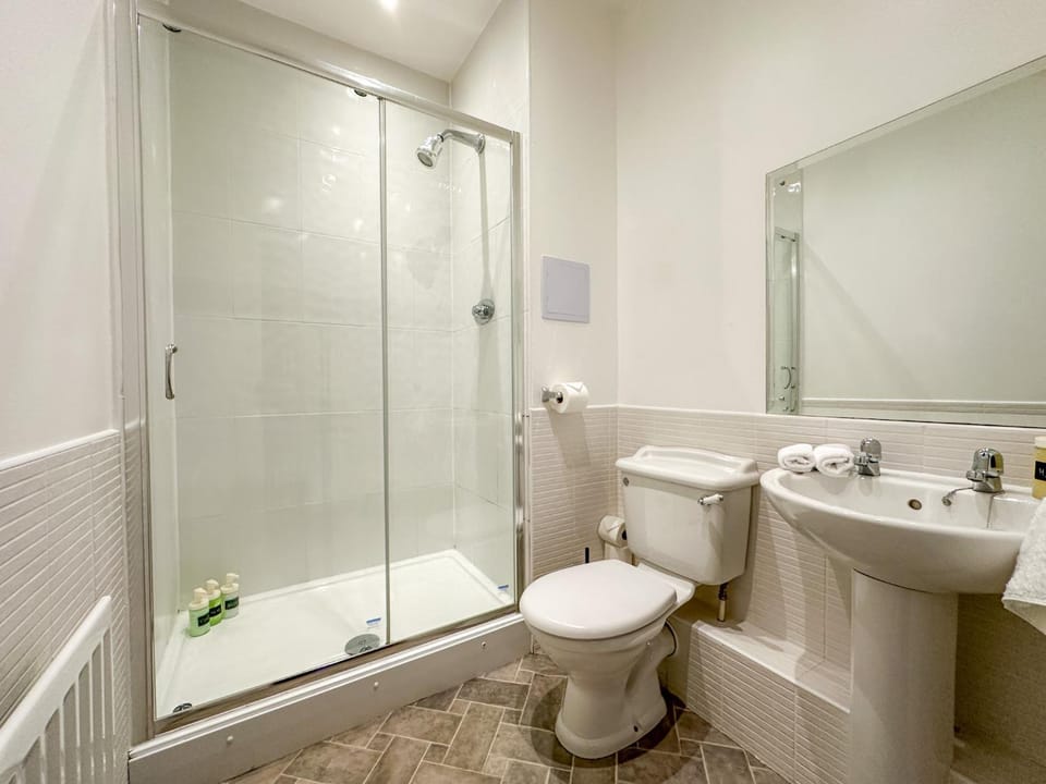 Shower, Toilet