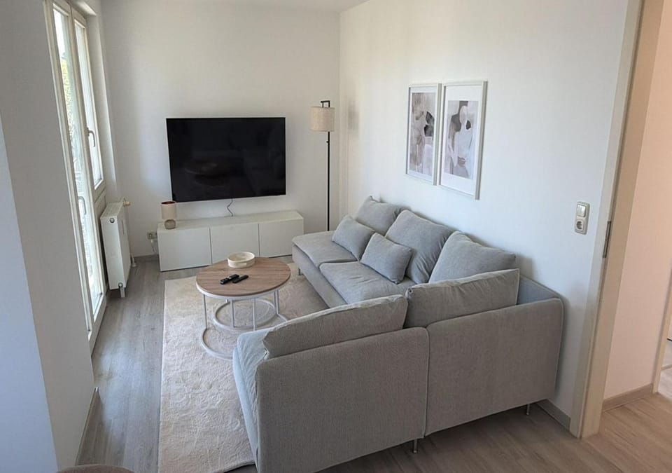 TV and multimedia, Living room, Seating area, Evening entertainment