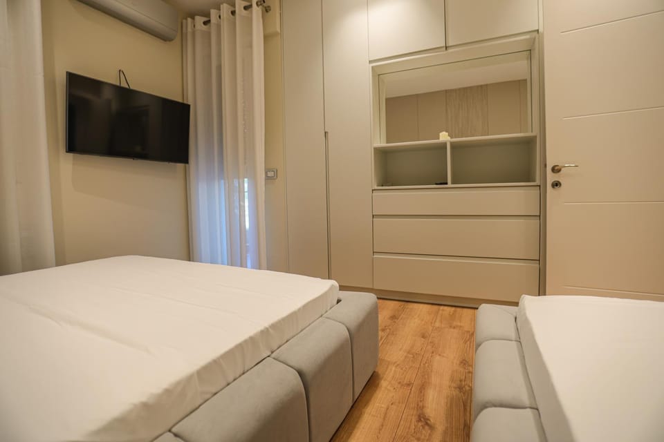 Bed, TV and multimedia, Bedroom, wardrobe
