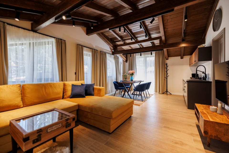 TV and multimedia, Living room, Seating area, Dining area
