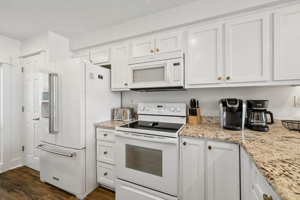 Kitchen or kitchenette, kitchen