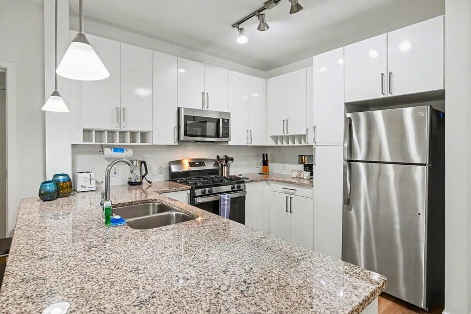 Modern Apt with Pool Walk Downtown Apartment in Stamford