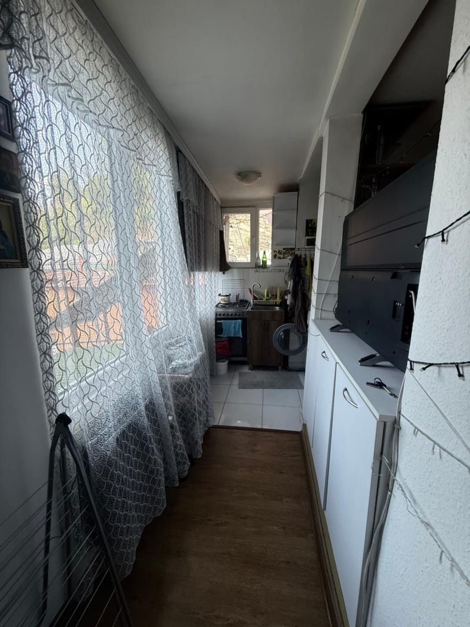 Kitchen or kitchenette, minibar