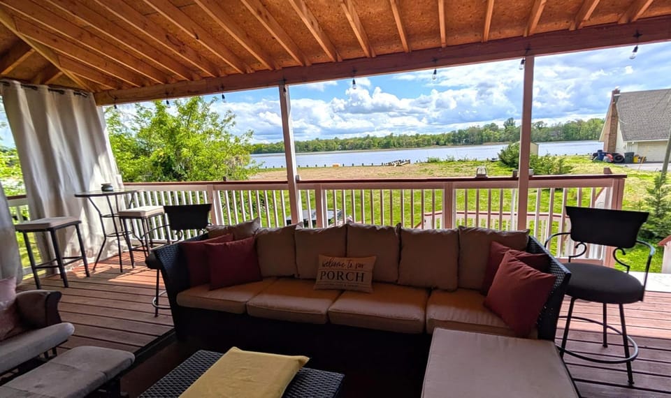 View (from property/room), Balcony/Terrace, River view