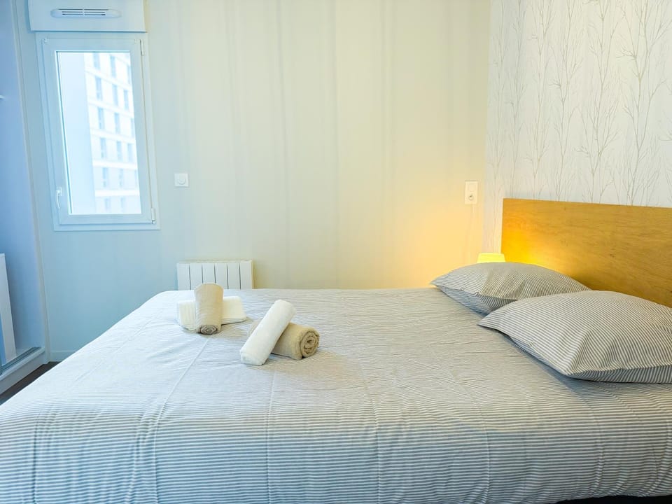 Bed, Photo of the whole room, Bedroom, towels