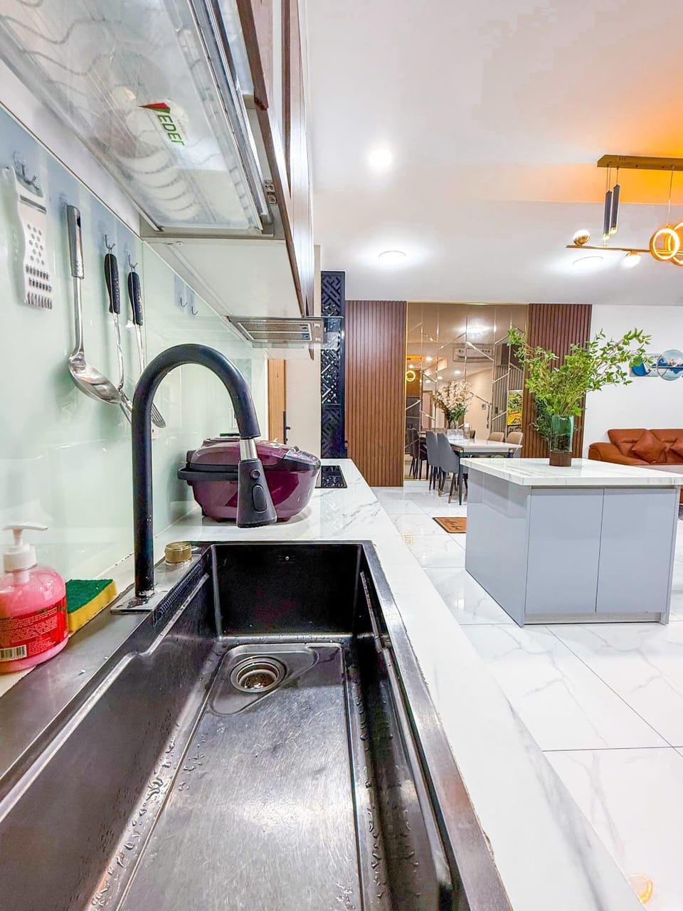 Kitchen or kitchenette, Living room, Seating area, minibar, oven