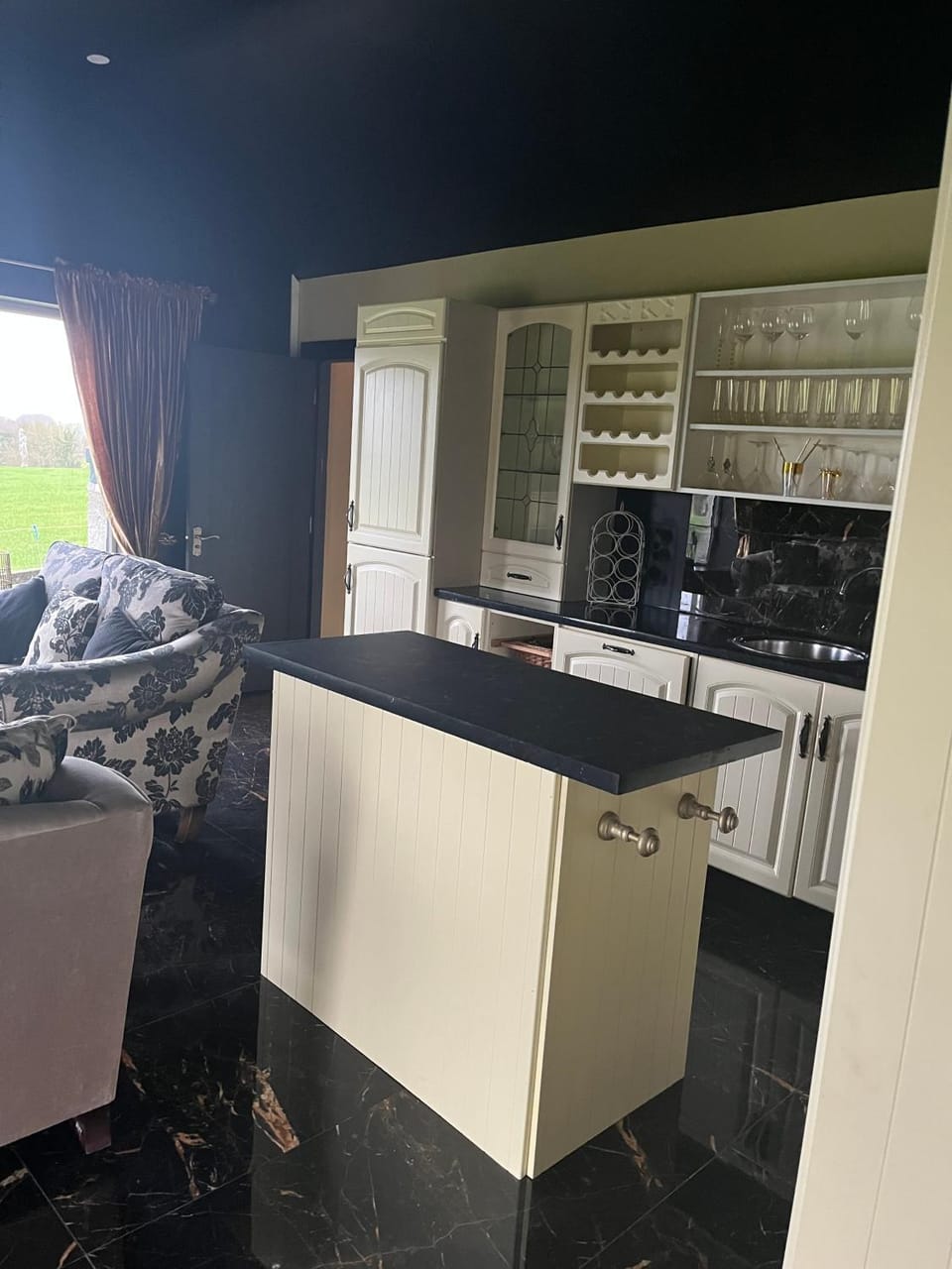 Kitchen or kitchenette, dishwasher, minibar
