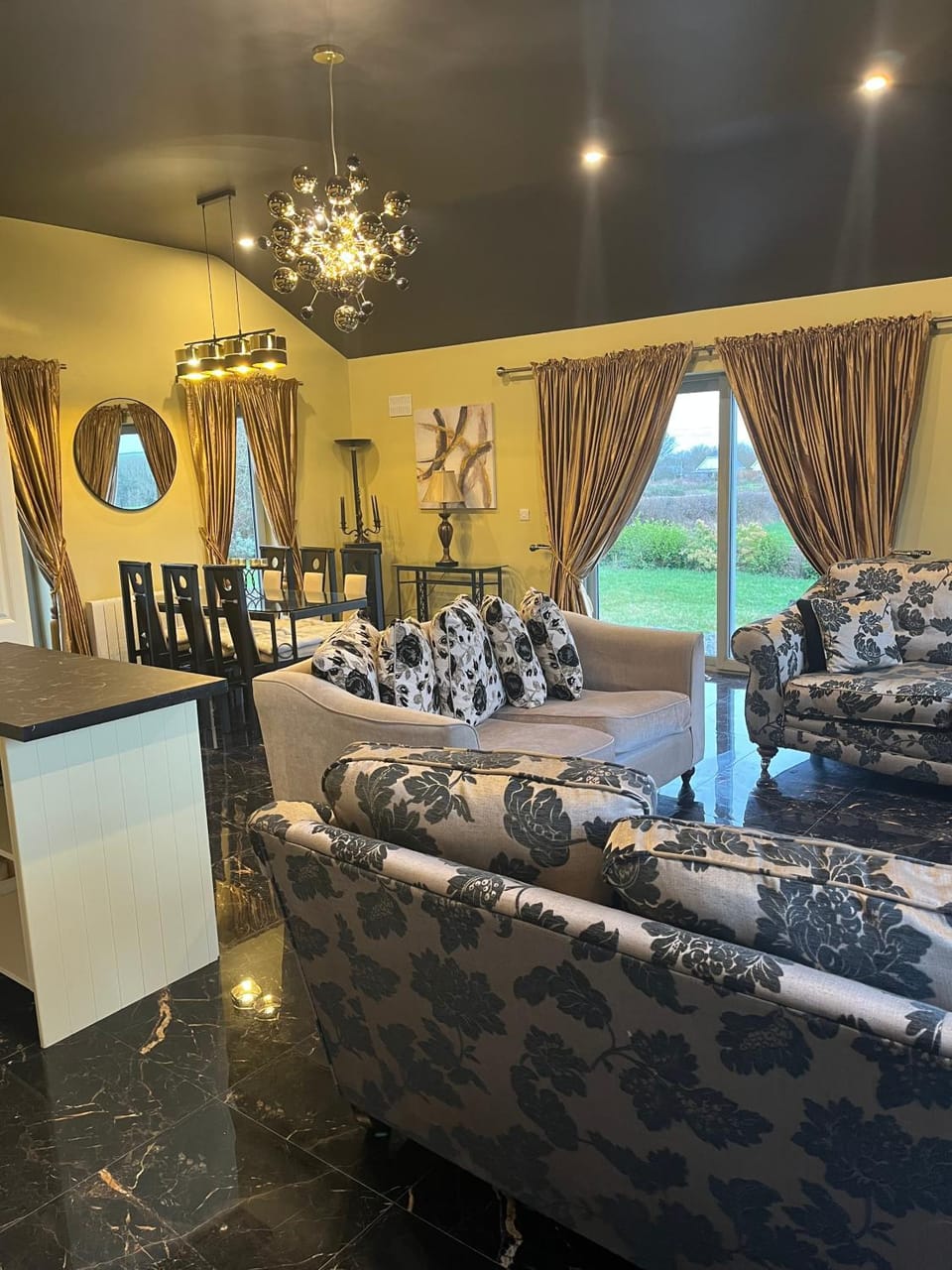 Living room, Seating area