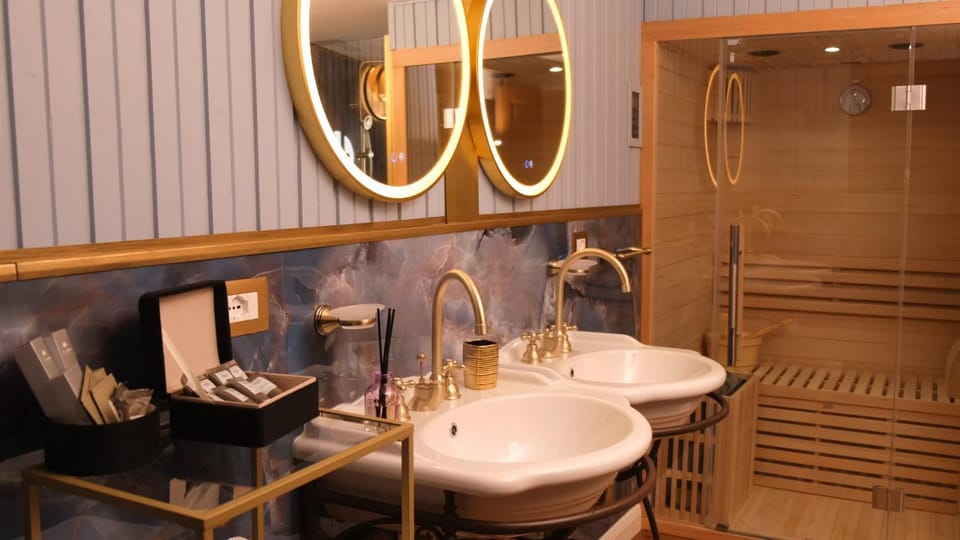 Restaurant/places to eat, Bathroom, Breakfast