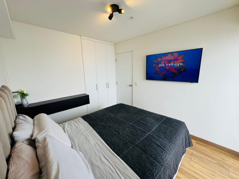 Bed, TV and multimedia, Photo of the whole room, Bedroom