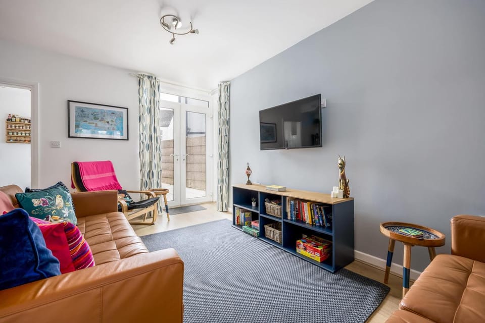 Porto Bello - spacious home with sunny patio and parking House in Poole