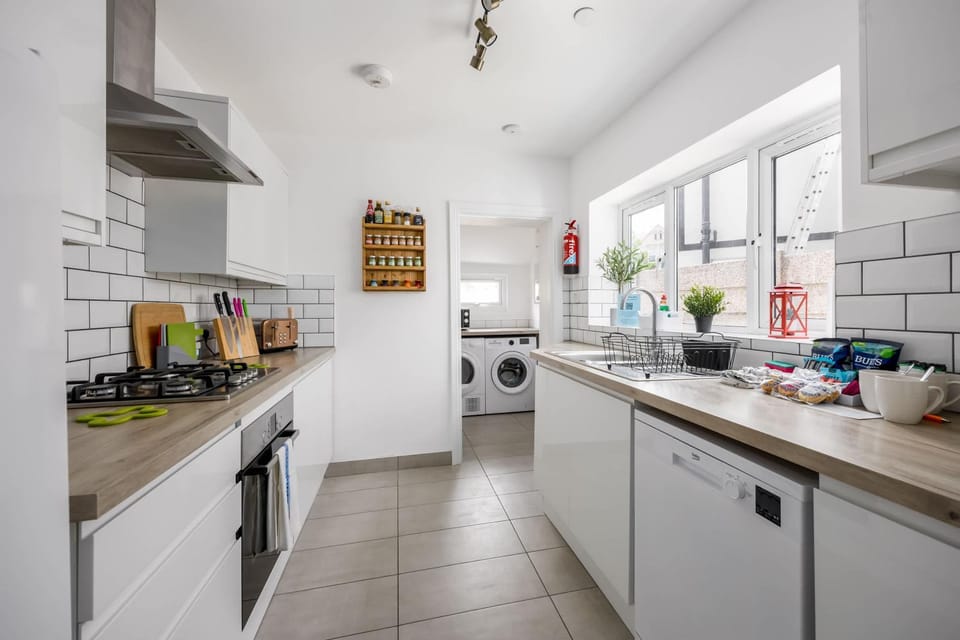 Porto Bello - spacious home with sunny patio and parking House in Poole