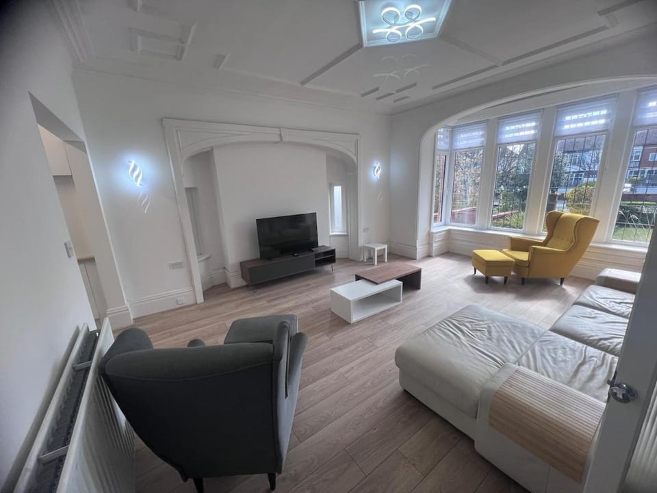 253 Stylish Coastal Retreat, 1507 sq ft , Ground Floor, 2 bedrooms , 2 bathrooms Apartment in Lytham St Annes