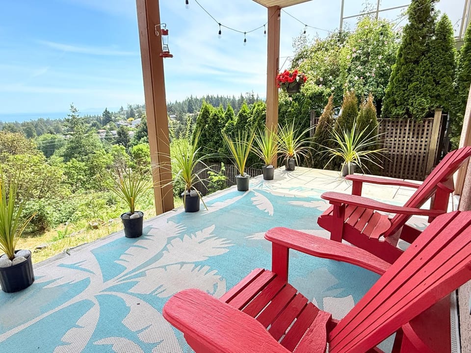 Ravenwood Stay With Ocean View Bed and Breakfast in Vancouver Island