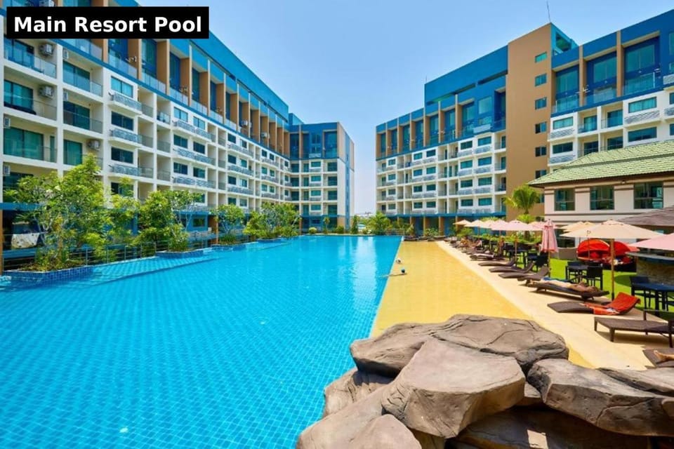 Property building, Day, Evening entertainment, Pool view, Swimming pool, sunbed