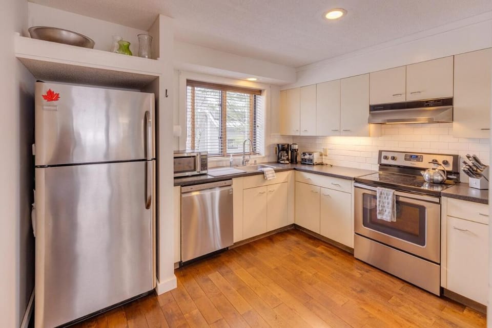 Moose Lane Chalet - King Bed, Clubhouse, 1 Pet Chalet in Lincoln