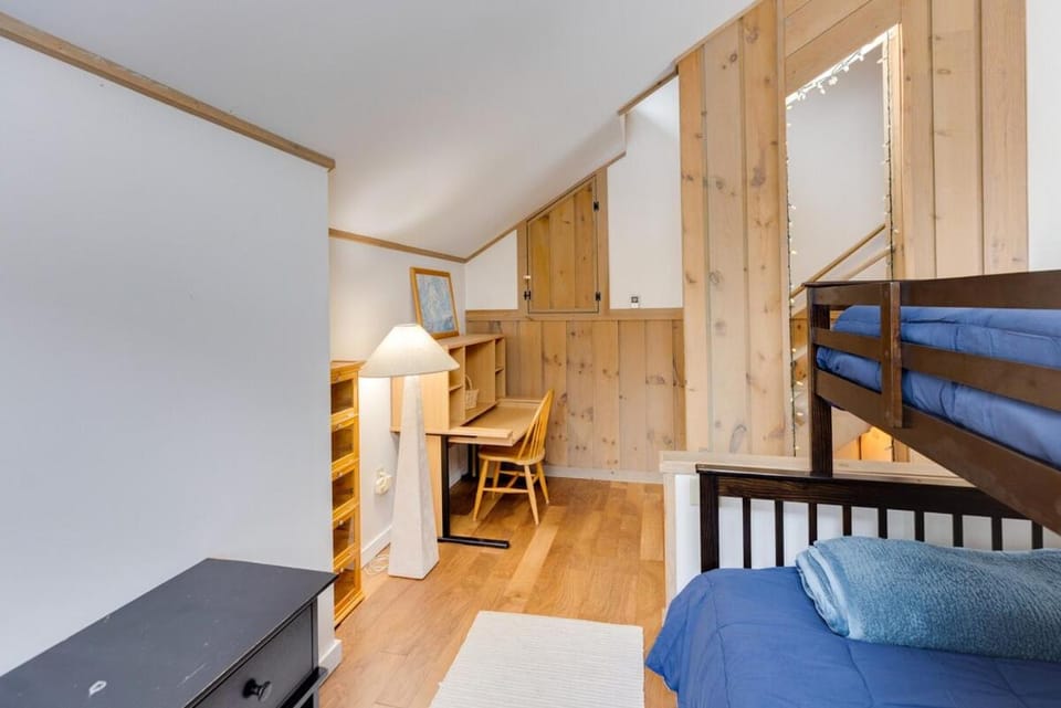 Moose Lane Chalet - King Bed, Clubhouse, 1 Pet Chalet in Lincoln