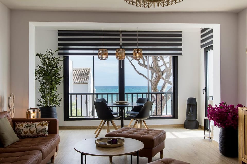 Stunning Sea front Duplex Apartment in Sitio de Calahonda