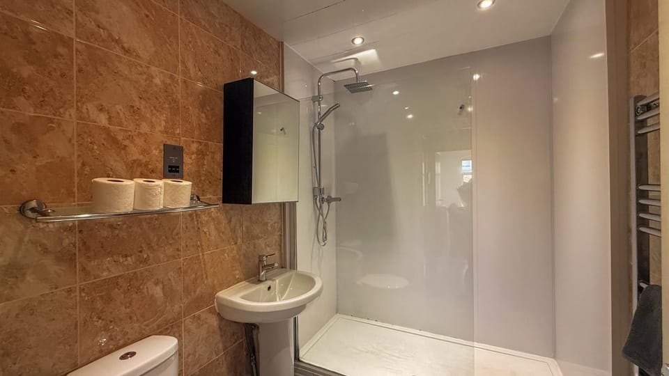 Shower, Toilet