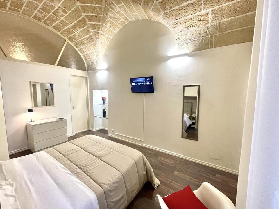 Bed, TV and multimedia, Photo of the whole room, Bedroom