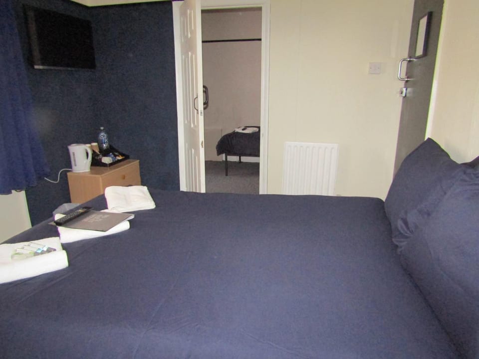 Bed, TV and multimedia, Bedroom