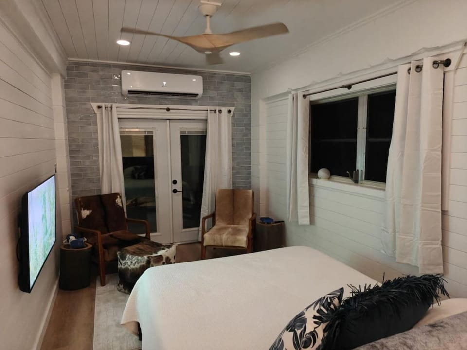 Tarpon Tide Apt -Beautiful waterfront 1st floor Apartment in Bokeelia