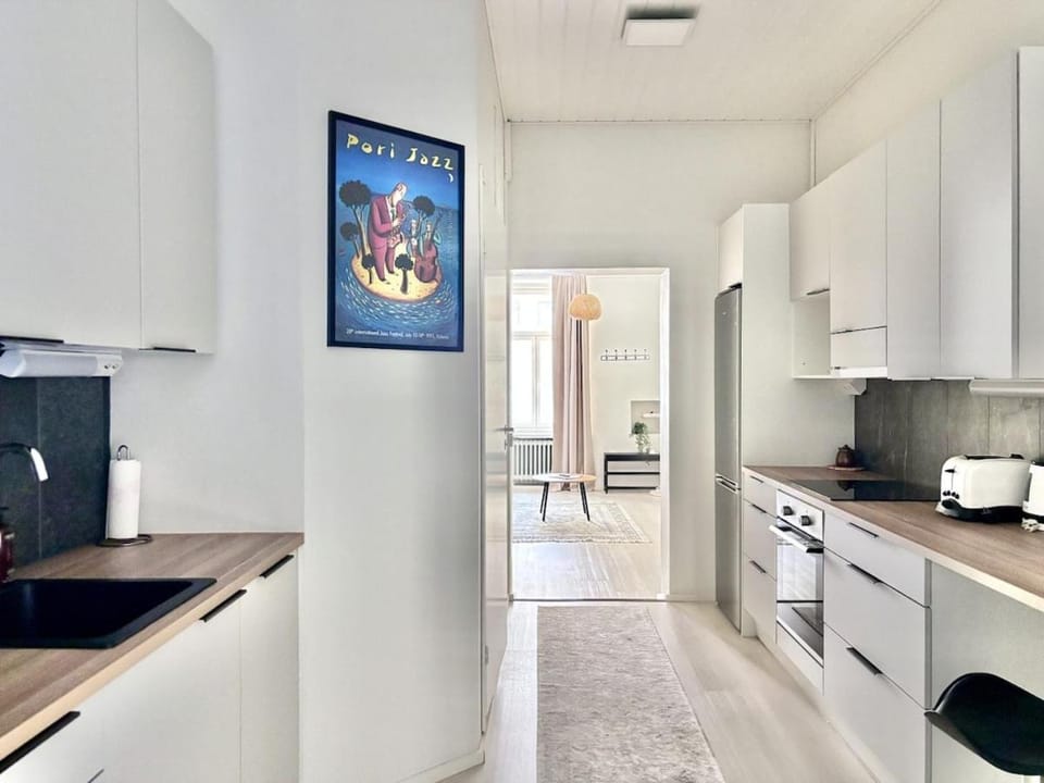 Coffee/tea facilities, Kitchen or kitchenette, Dining area, oven, stove, toaster