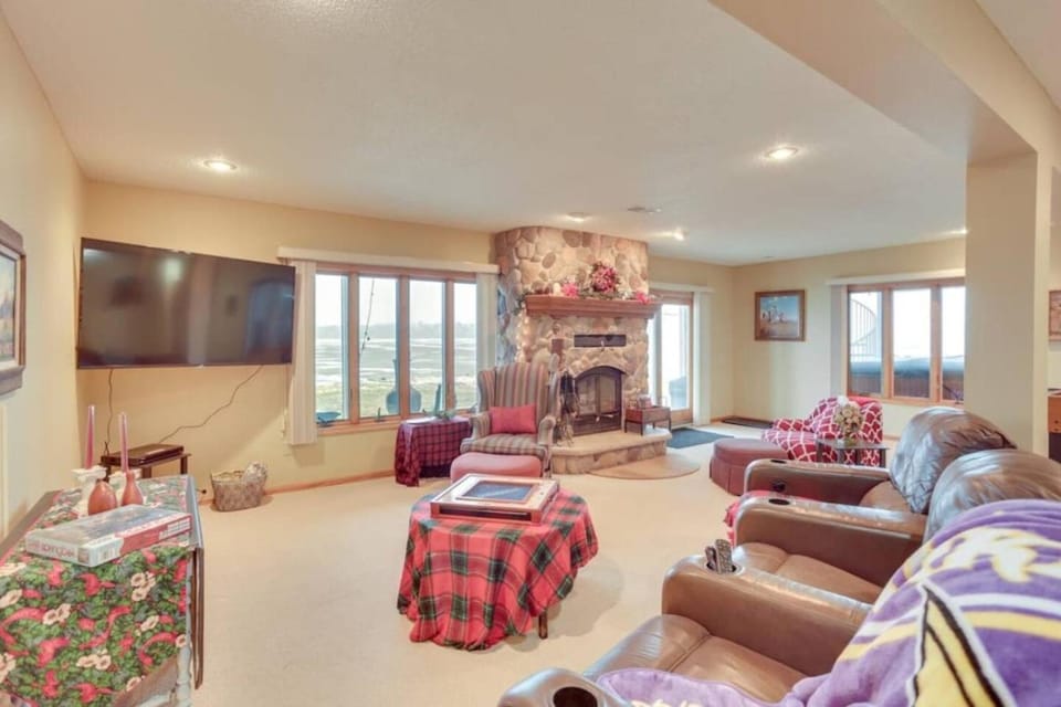 Howard Lake Family Retreat with Game Room Pool Table Sleeps 8 Pet Friendly Great WiFi Lake Country Escape House in Howard Lake