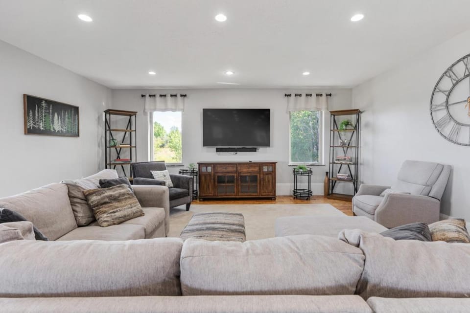 Lochwood Monster - Sleeps 31, Hot Tub, Arcade, Pool, Lake Views House in Garden City