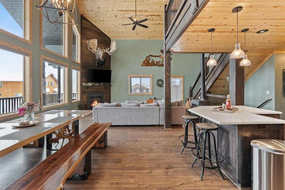 Alaskan Moose - Yellowstone, Hot Tub, Fire Pit House in Idaho
