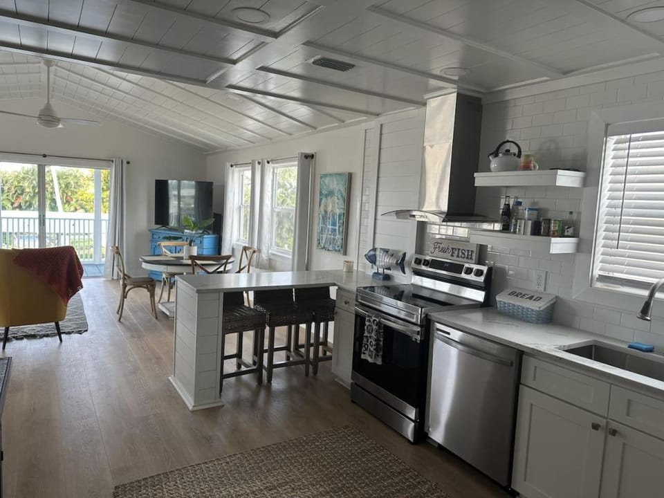 Tarpon Tide-Beautiful 2 Bdrm waterfront home House in Bokeelia