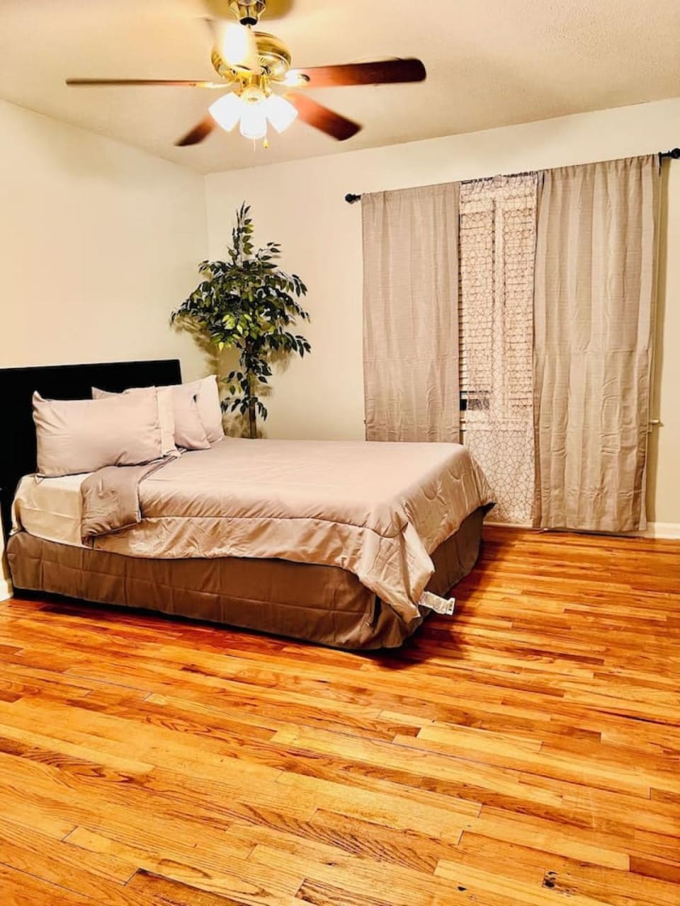 Spacious 4BR Family and Group Home in Montgomery Sleeps 10 Great WiFi Pet Friendly Near Downtown Attractions House in Montgomery