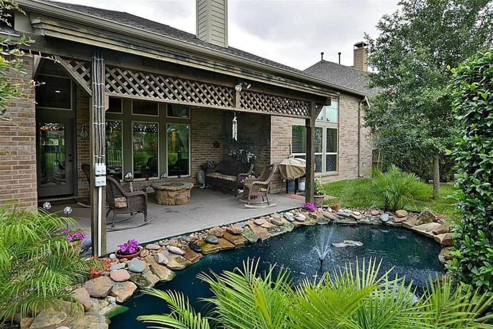 Stunning 4BR Pearland Home. King Bed. Lake Views. Theater Room. Near Houston and NASA House in Pearland