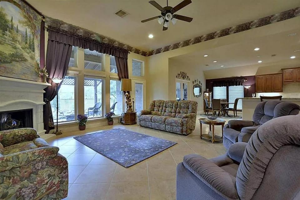 Stunning 4BR Pearland Home. King Bed. Lake Views. Theater Room. Near Houston and NASA House in Pearland