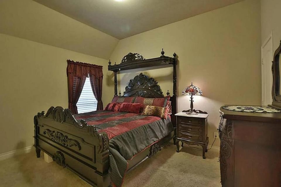 Stunning 4BR Pearland Home. King Bed. Lake Views. Theater Room. Near Houston and NASA House in Pearland