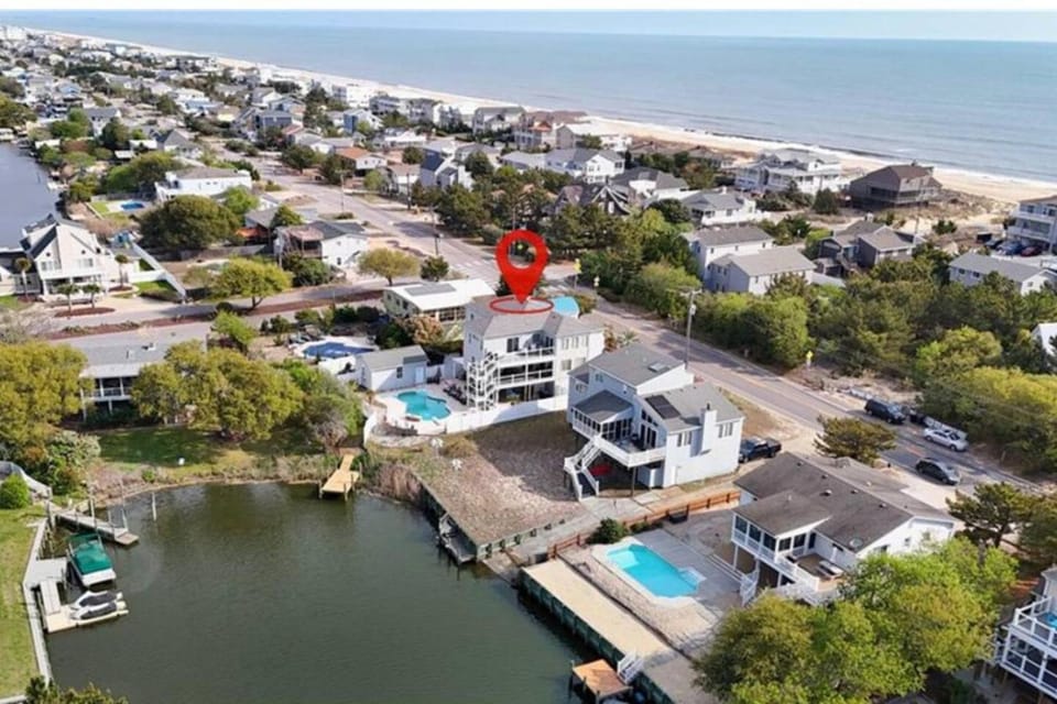 Luxe Sandbridge Beach, Waterfront, Pool, Arcade House in Sandbridge