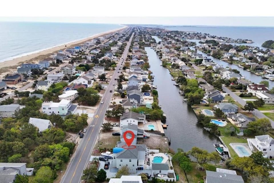 Luxe Sandbridge Beach, Waterfront, Pool, Arcade House in Sandbridge
