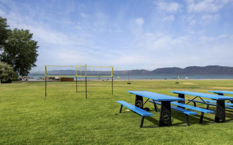 Serenity Lakehouse - Sleeps 36, Idea Beach, Game Room, BBQ House in Bear Lake