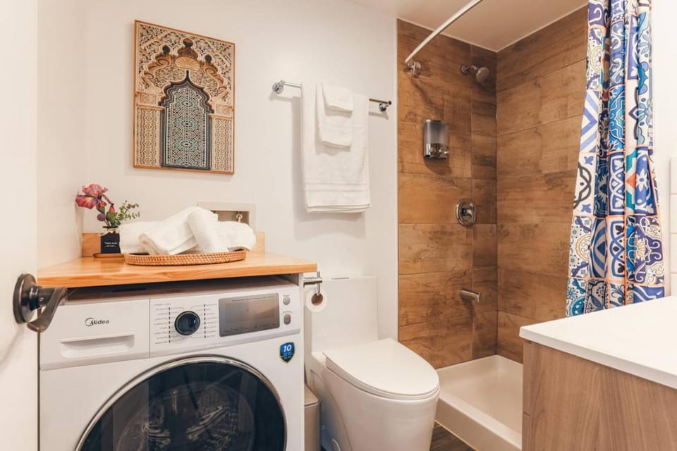 Maison Mosaique Boho 1BR near Leonard Cohen Apartment in Laval